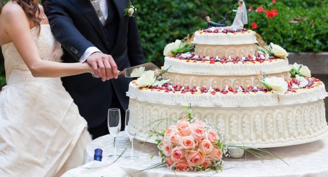 Как резать свадебный торт