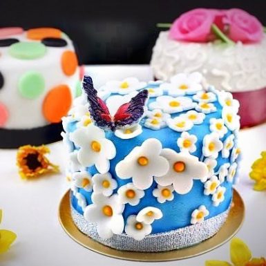 Торт «Бабочка на цветах»