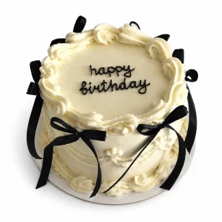 Светлый торт с чёрными бантами и надписью Happy Birthday — эскиз оформления